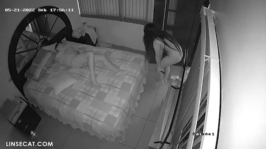 Kamera ndjogo omah sing disusupi: Wong Asia selingkuh nalika bojone ora ana ing omah, seks banget, 4 orgasme