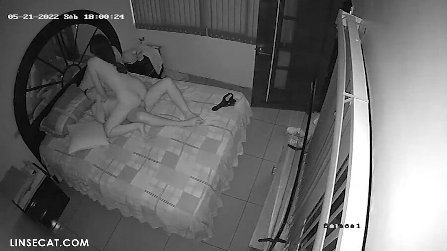 Kamera pengawasan omah sing disusupi: Wong Asia selingkuh nalika bojone ora ana ing omah, seks banget, 4 orgasme