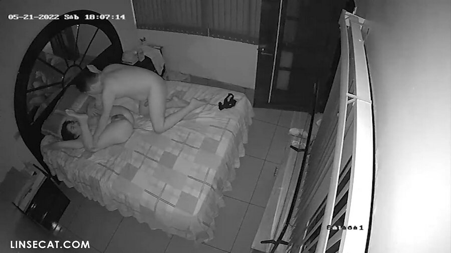 Kamera pengawasan omah sing disusupi: Wong Asia selingkuh nalika bojone ora ana ing omah, seks banget, 4 orgasme