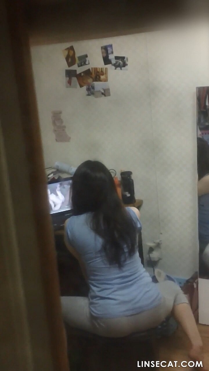 Korean girl peeking out the window masturbates while watching porn videos -  Stingy cat