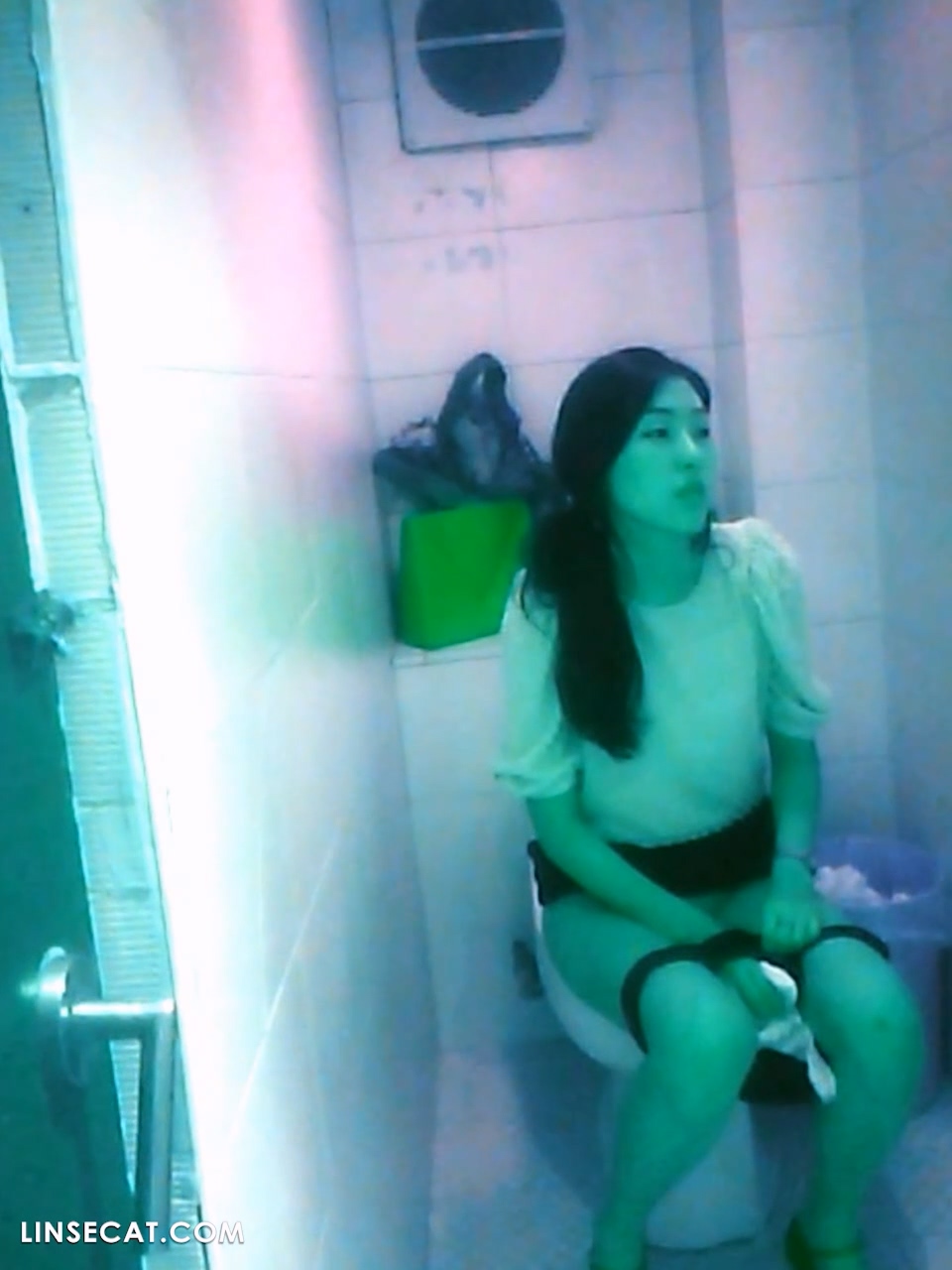 アジア トイレ盗撮 韓国のトイレに隠しカメラ: 美少女が何度もマンコを拭く、膣から出た精液なのか? - けちな猫