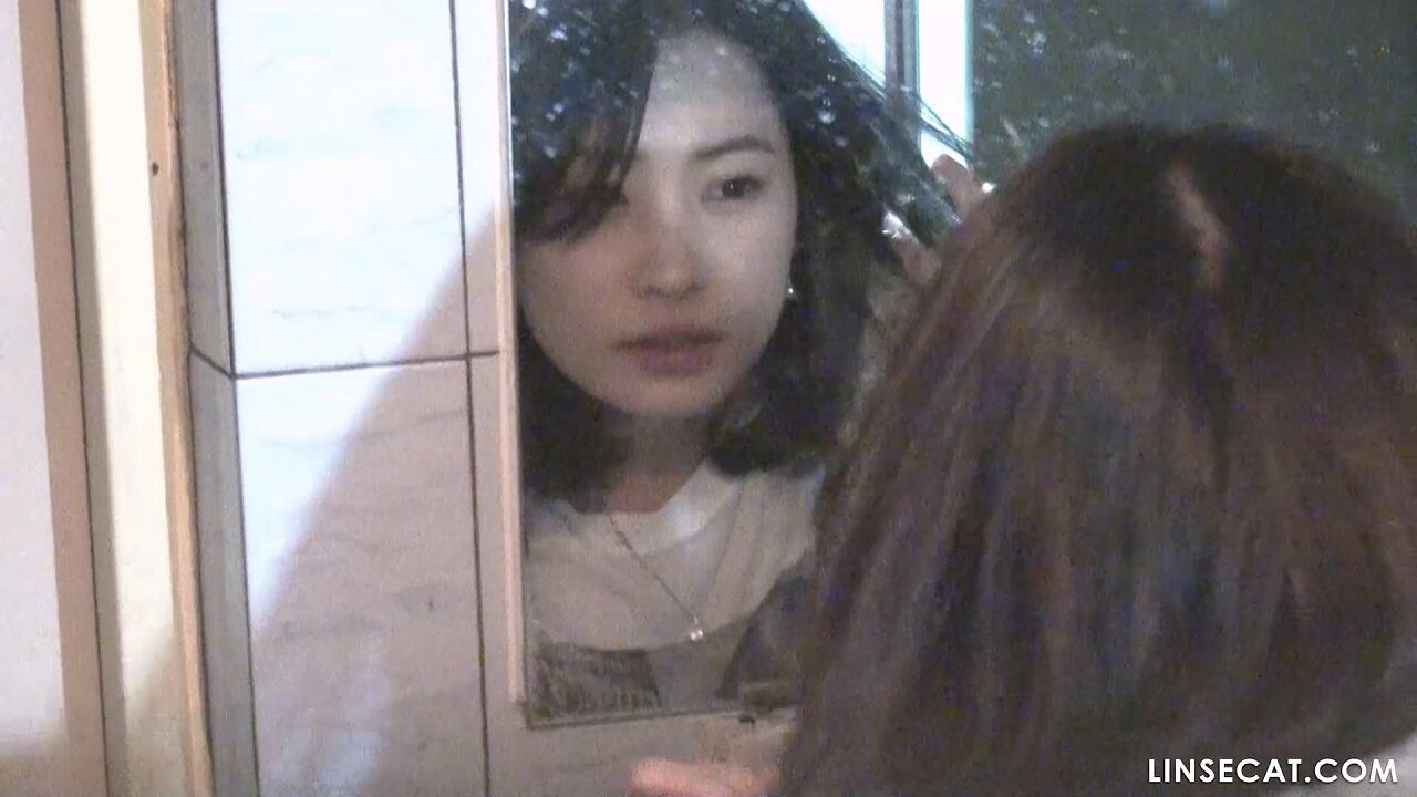 韓国　女　トイレ　盗撮 2つの韓国の女性用トイレに隠されています。どちらの浴室もしゃがみトイレになっており、しゃがみながらおしっこをするとお尻やアソコがよりセクシーに見えます。  - けちな猫