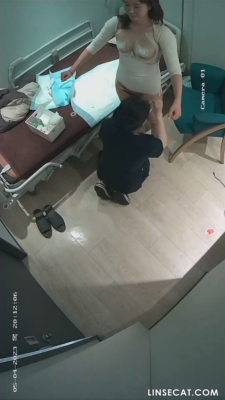 Подглядывание соски Эксклюзивное видео! Взломанная IP-камера корейской клиники: грудь девушки с  плоской грудью похожа на укусы комара, но соски у нее большие. Когда врач  дотронулся до ее сосков, они набухли. - Скупой кот